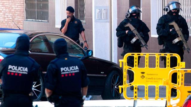 Imágenes del Grupo Especial de Intervención (GEI) de los Mossos d'Esquadra, en Cornellà ayer / EFE
