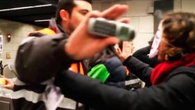 Imagen de un vigilante de seguridad del Metro de Barcelona en pleno rifirrafe con una manifestante / CG