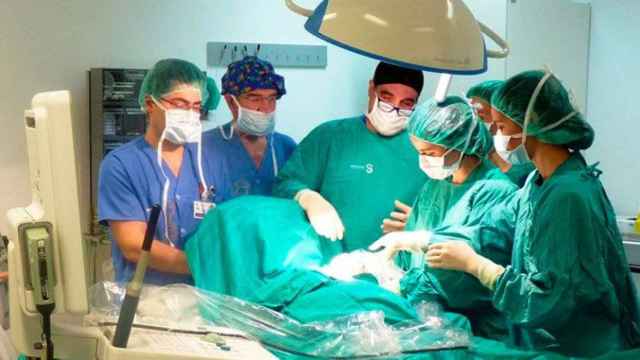 Médicos catalanes durante una operación en el quirófano de un hospital / EP