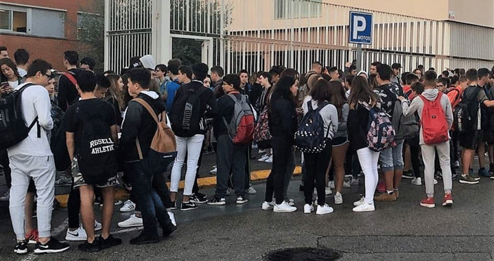 Alumnos del IES Palau Sant de Andreu de la Barca, en la manifestación por el respeto a los hijos de guardias civiles / CG