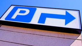 Señal que indica zona de aparcamiento cerca / CG