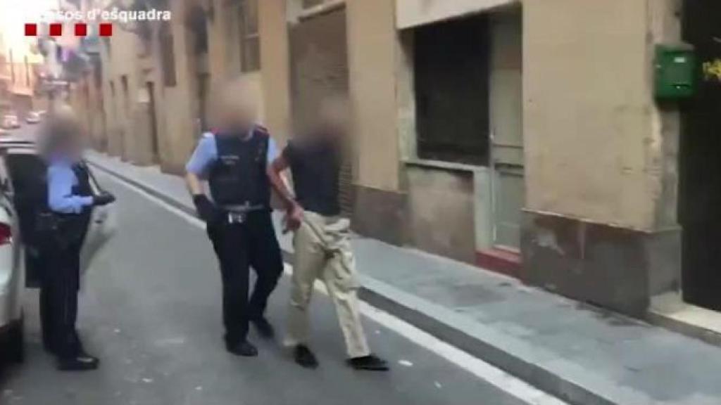 El presunto agresor sexual, custodiado por agentes de los Mossos / CME