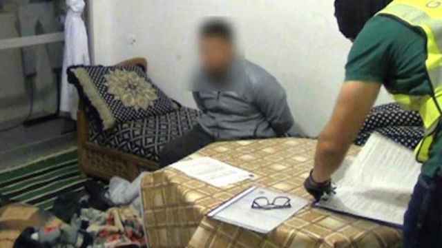 Imagen del momento de la detención en su casa del presunto yihadista de Vinaroz (Castellón) / CG
