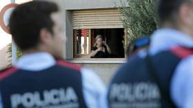 Agentes de los Mossos d'Esquadra trabajando tras los atentados / EFE