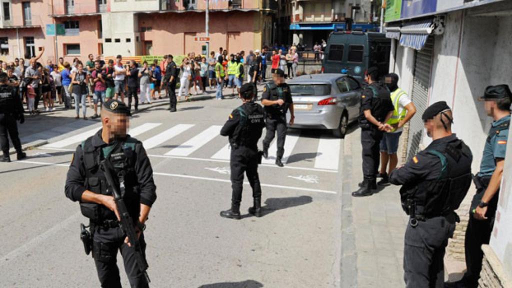 Momento del registro de un domicilio en Ripoll, donde viven las familias de los terroristas / EFE