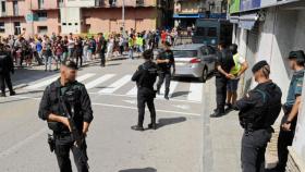 Momento del registro de un domicilio en Ripoll, donde viven las familias de los terroristas / EFE