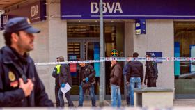 Agentes de la Policía Nacional junto a una oficina del BBVA atracada / EP