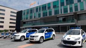 Patrullas de la Policia Local de Sant Cugat frente al ayuntamiento vallesano / AYUNTAMIENTO SANT CUGAT