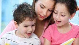 Una niñera cuidando de dos niños / MADRES HOY