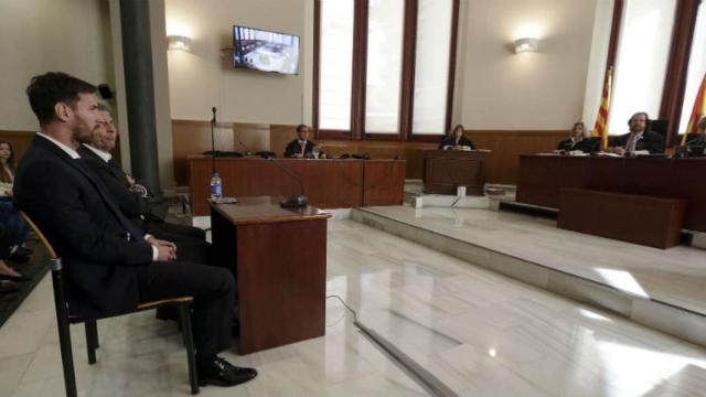 El futbolisa Leo Messi junto a su padre en la sala de la Audiencia de Barcelona durante la tercera jornada del juicio.