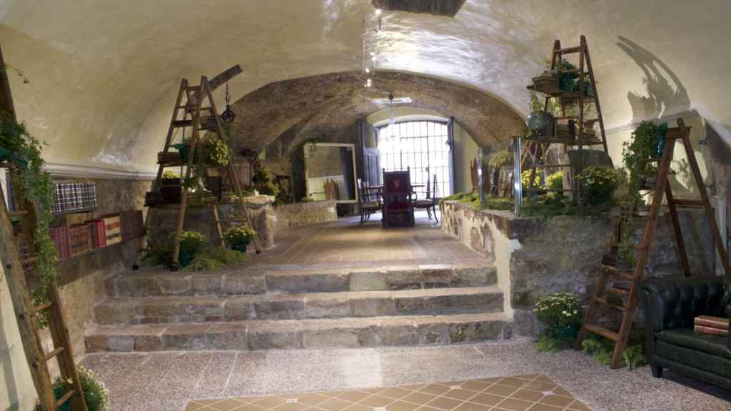 Imagen de la antigua sacristía de la Iglesia de Girona engalanada con las flores en la tradicional fiesta de la ciudad.