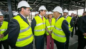 El patriarca del Grupo Torres, Juan Torres, conversa con el ministro Soria el día de la inauguración de la planta de biodiésel de Cuenca en presencia de María Dolores de Cospedal, pesidenta entonces de Castilla-La Mancha.