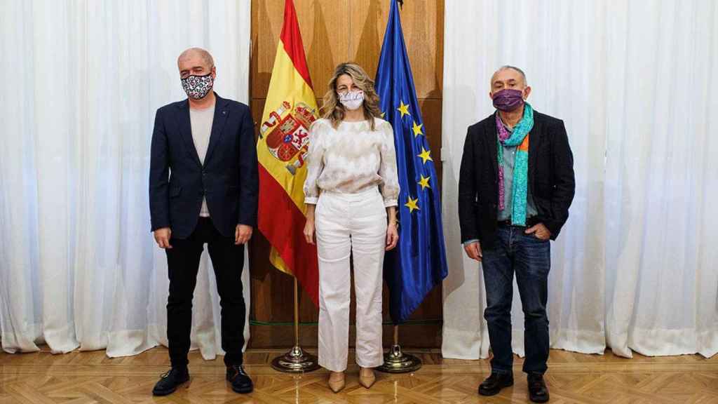 El secretario general de CCOO, Unai Sordo; la vicepresidenta segunda del Gobierno y ministra de Trabajo, Yolanda Díaz; y el secretario general de UGT, Pepe Álvarez, tras su reunión / Alejandro Martínez Vélez (EP)