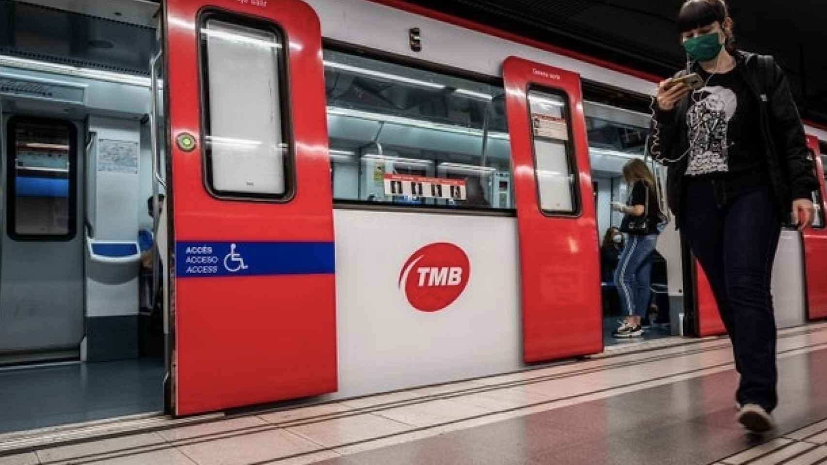 Una pasajera en el metro de Barcelona, donde sigue siendo obligatorio el uso de la mascarilla / TMB