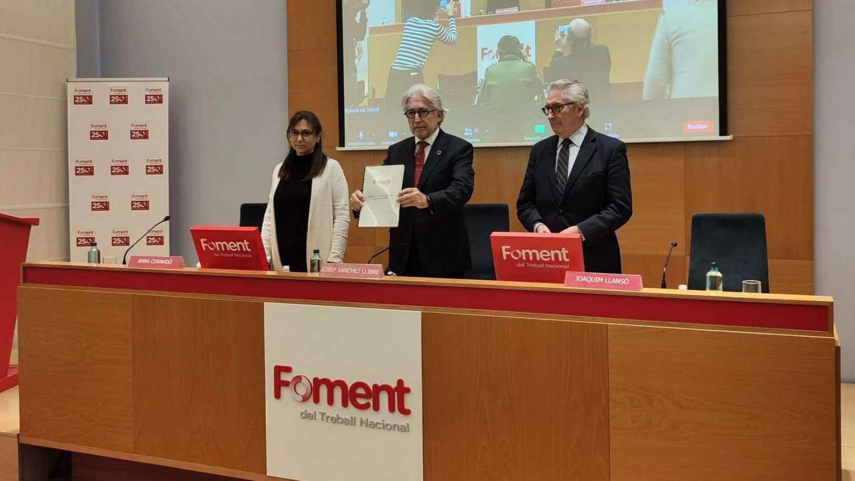 Presentación del estudio de Foment sobre el déficit en infraestructuras. De izquierda a derecha: Anna Cornadó, Josep Sánchez Llibre y Joaquim Llansó / CM