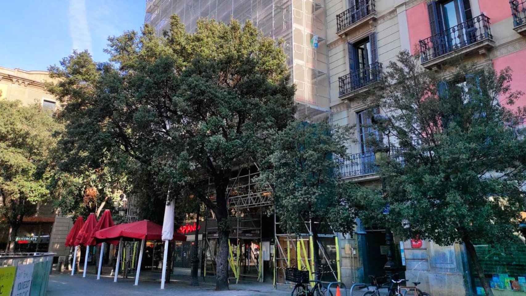 Un edificio de apartamentos turísticos de Las Ramblas de Barcelona