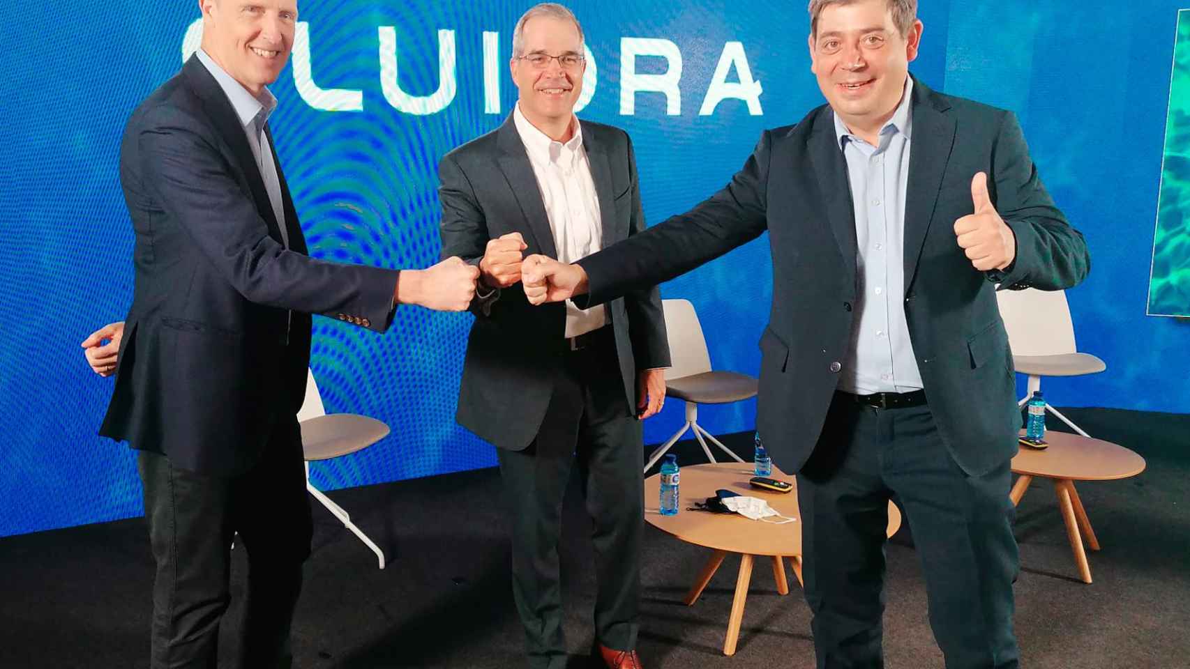 El presidente de Fluidra, Eloi Planas (dcha.), junto al consejero delegado, Steve Brooks (centro), y el director financiero, Xavier Tintoré / FLUIDRA