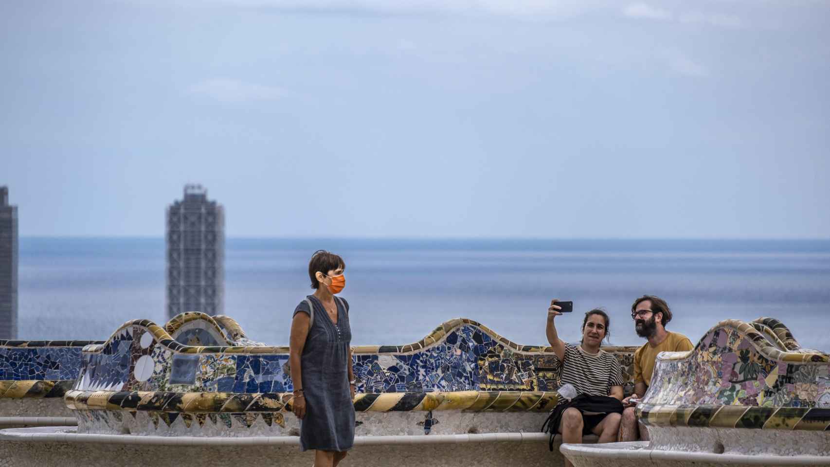 Una mujer camina por un Park Güell de Barcelona con pocas reservas turísticas / EUROPA PRESS