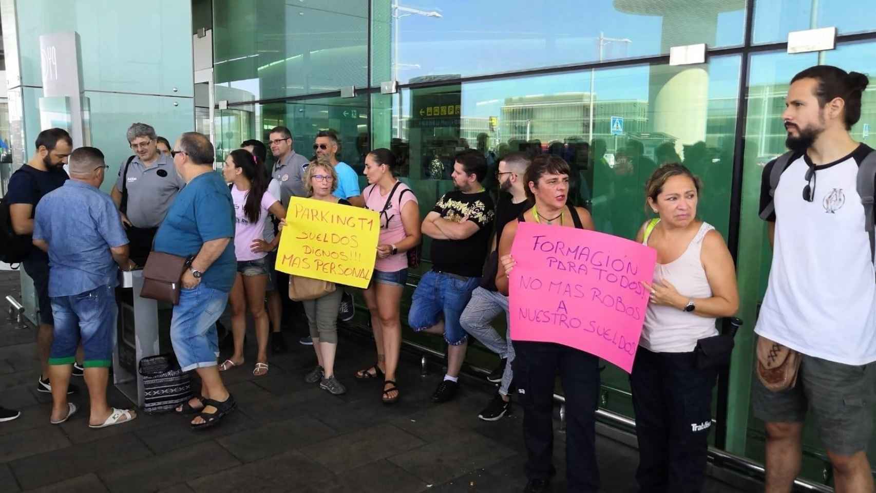 Empleados de Trablisa, en El Prat, secundando la huelga de personal de seguridad / EUROPA PRESS