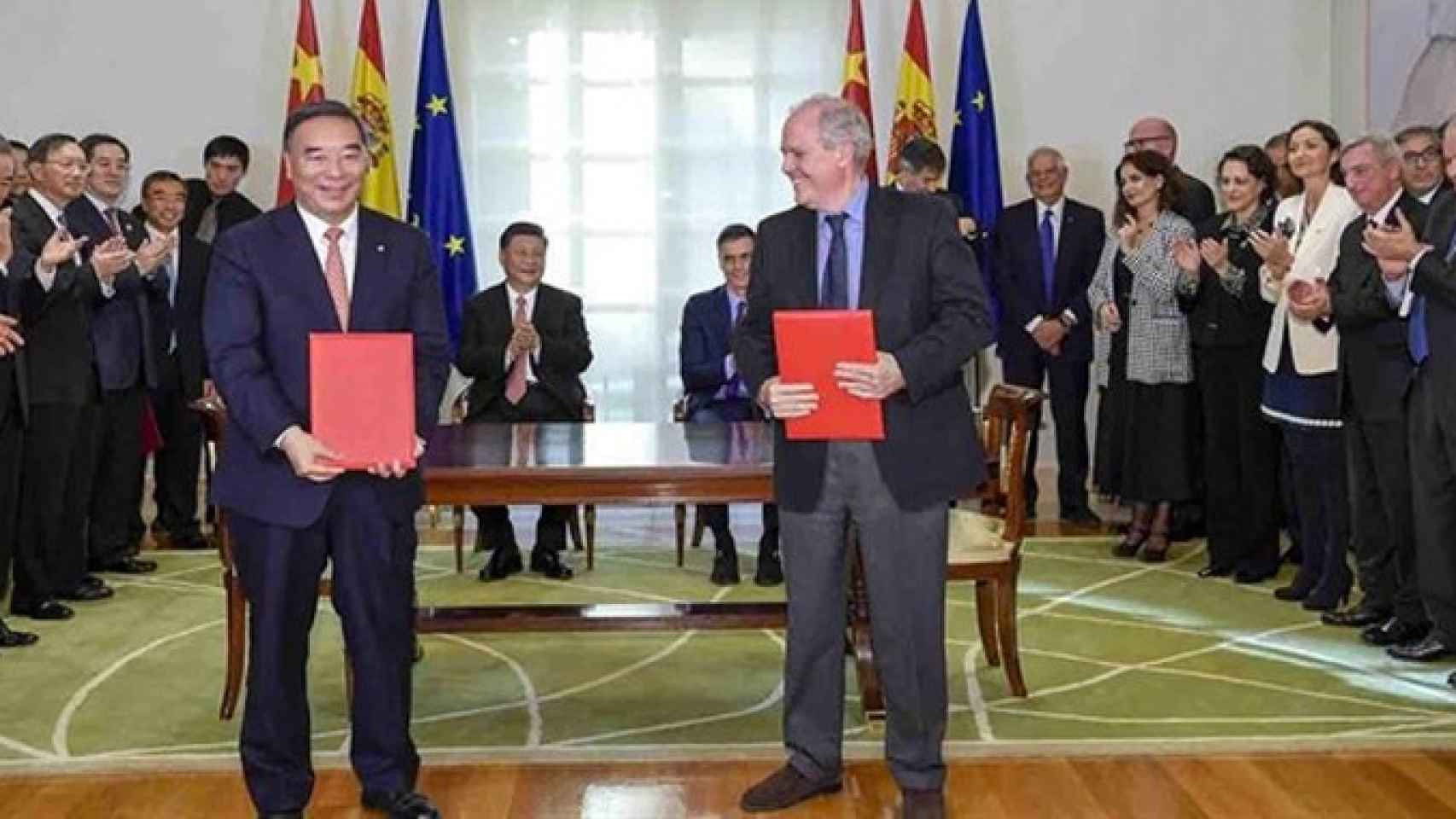 El presidente de CNBM, Song Zhiping y el presidente de BHS, César Ramírez Martinell, en la firma del acuerdo de colaboración para la construcción de viviendas / GOBIERNO DE ESPAÑA