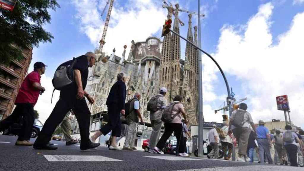 Un grupo de visitantes ante la Sagrada Familia, uno de los principales atractivos para el turismo / EFE