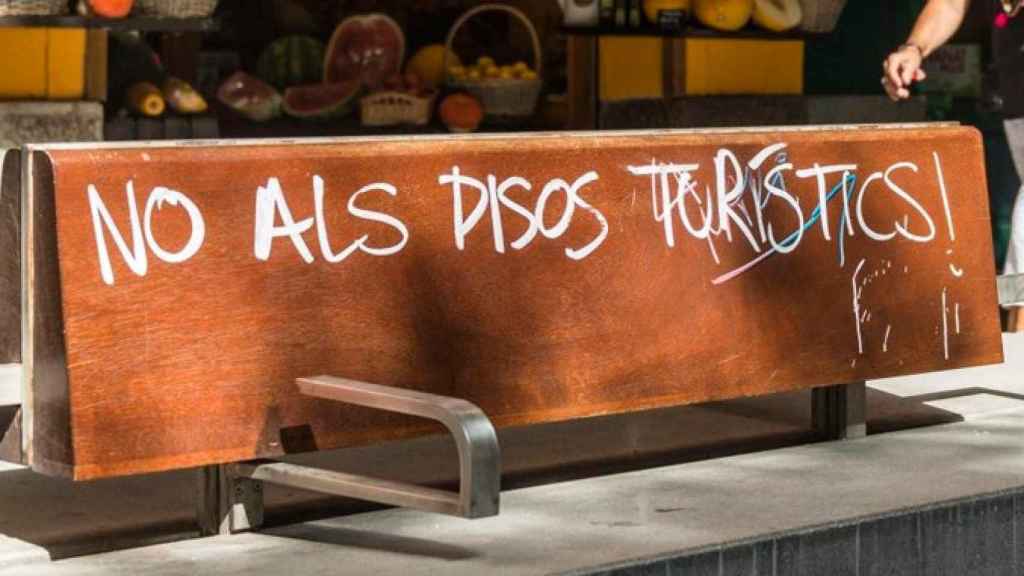 Pintada contra los pisos turísticos en un banco