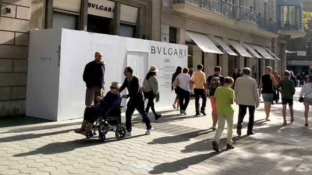 Paseo de Gràcia es una de las principales arterias comerciales de Barcelona y Cataluña, cuyas previsiones de avance del PIB se han recortado por el proceso independentista y los atentados, con efectos sobre el consumo / CG