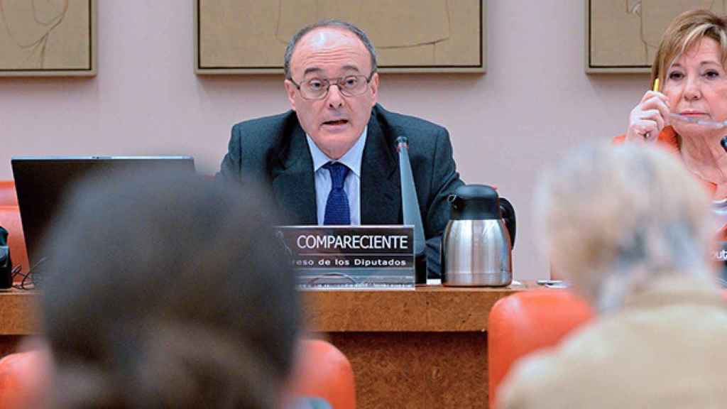 El gobernador del Banco de España, Luis María Linde, durante su comparecencia en la Comisión de Seguimiento y Evaluación de los Acuerdos Pacto de Toledo, hoy en el Congreso. EFE