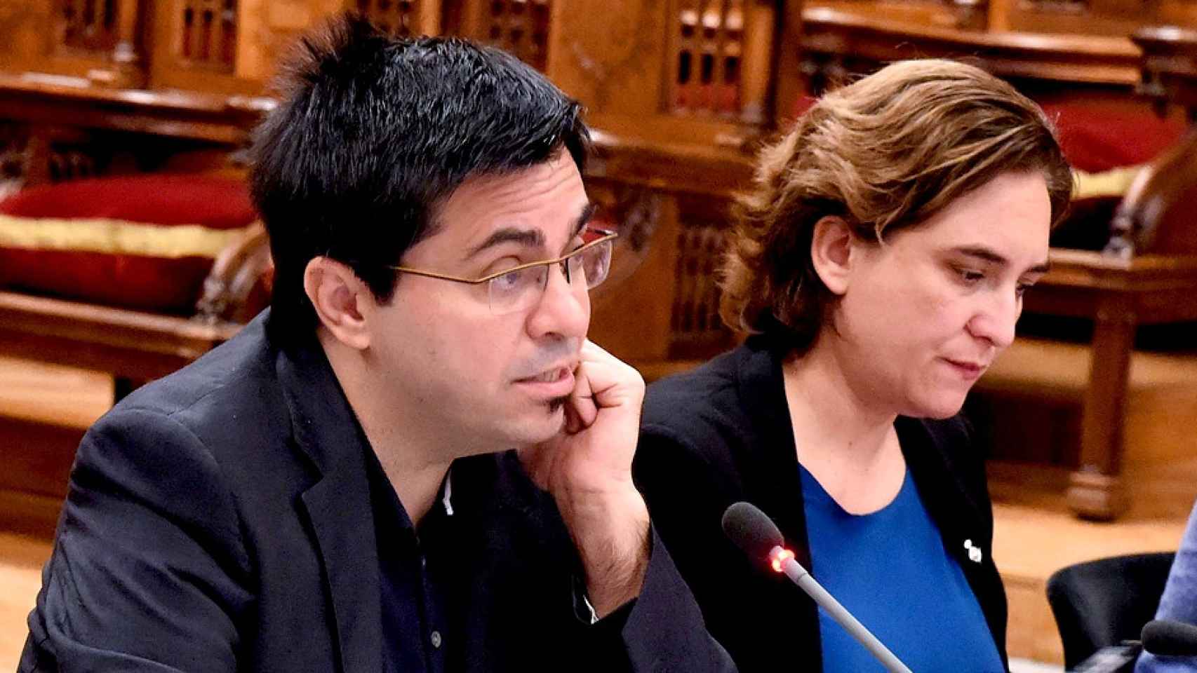 Gerardo Pisarello (i), primer teniente de alcalde del Ayuntamiento de Barcelona, y Ada Colau (d), la alcaldesa de la ciudad en una imagen de archivo / CG