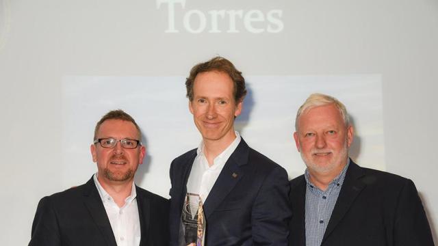 Miguel Torres Maczassek (c) recoge la distinción como marca de vino más admirada de Europa / EP