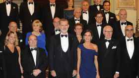 Foto de familia al inicio de la gala para celebrar el 175 aniversario del Círculo del Liceo con Maria Eugènia Gay, Miquel Iceta, los Reyes Felipe VI y Letizia, Francisco Gaudier y Salvador Alemany en el Gran Teatre del Liceu de Barcelona / EUROPA PRESS - ALBERTO PAREDES