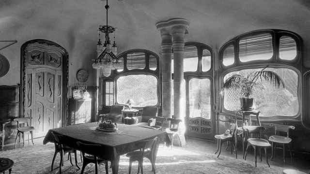 El comedor principal de la Casa Batlló con los muebles diseñados por Gaudí, 1927 / ADOLF MAS, FUNDACIÓ INSTITUT AMATLLER DART HISPÀNIC, ARXIU MAS, BARCELONA