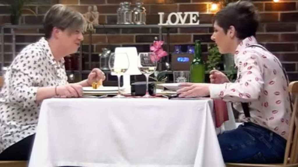 Las dos protagonistas de la discusión en una cita lesbiana de 'First Dates' / CG