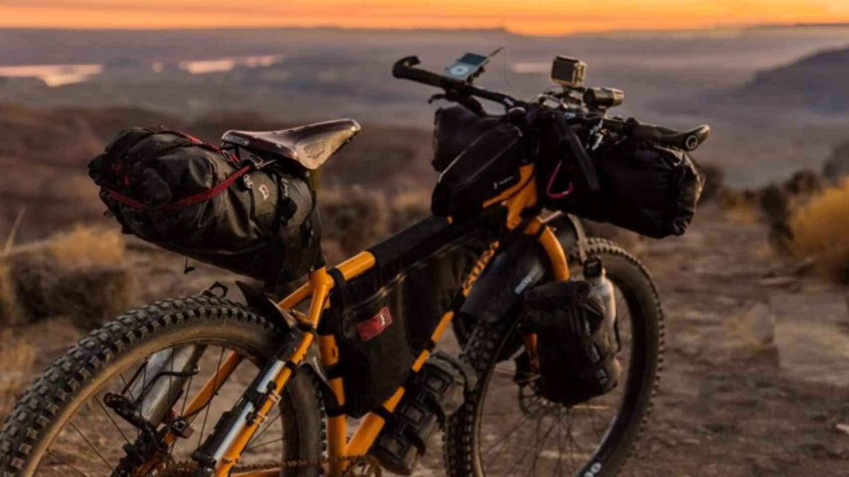 Una buena bicicleta de montaña, clave para practicar bikepacking / Patrick Hendry en UNSPLASH