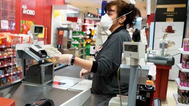 Una empleada de los supermercados Dia usa una mascarilla / EP
