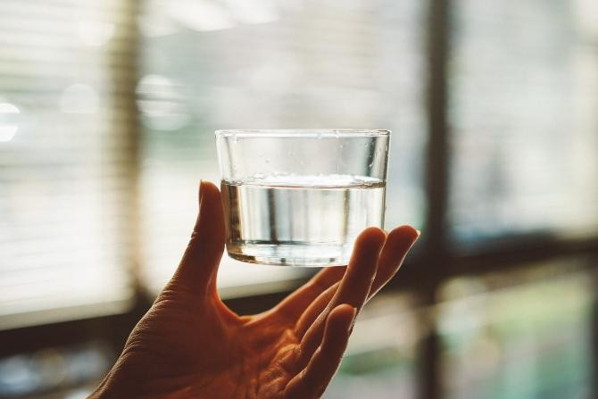 Un vaso de agua no es lo más acertado para combatir el picante / MANKI KIM - UNSPLASH