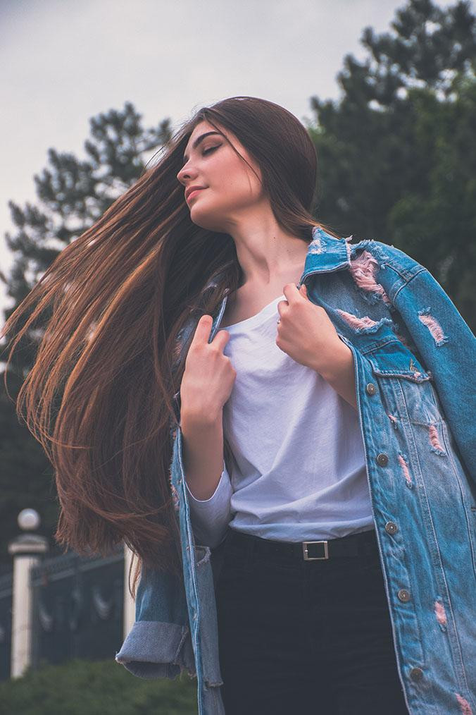 Mujer con el pelo liso / UNSPLASH