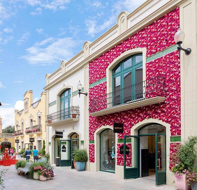 Imagen de la avenida al aire libre en la que se encuentran las tiendas / LA ROCA VILLAGE