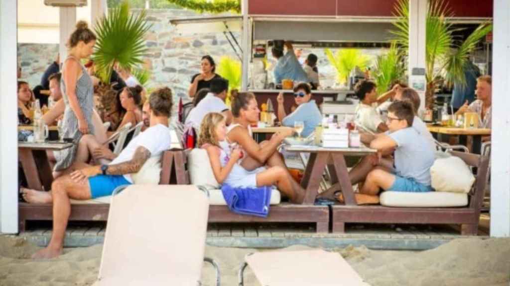 Uno de los chiringuitos a pie de playa en Barcelona / EL CHIRINGUITO