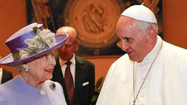 La reina Isabel II y el Papa Francisco / EP