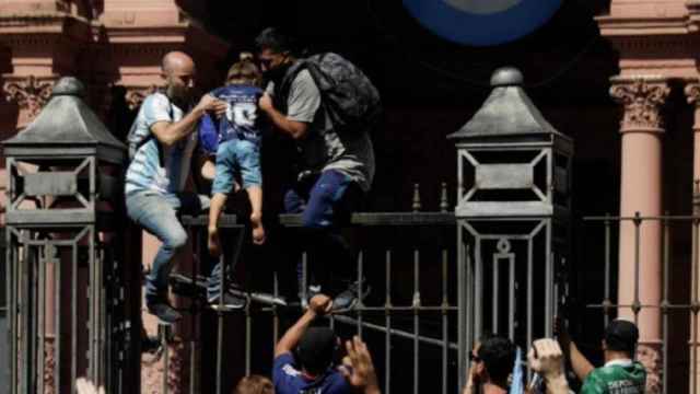 Fans de Maradona asaltan la Casa Rosada para despedirse del futbolista / TWITTER