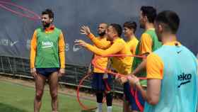 Los jugadores del Barça, divirtiéndose, en uno de los últimos entrenamientos / FCB