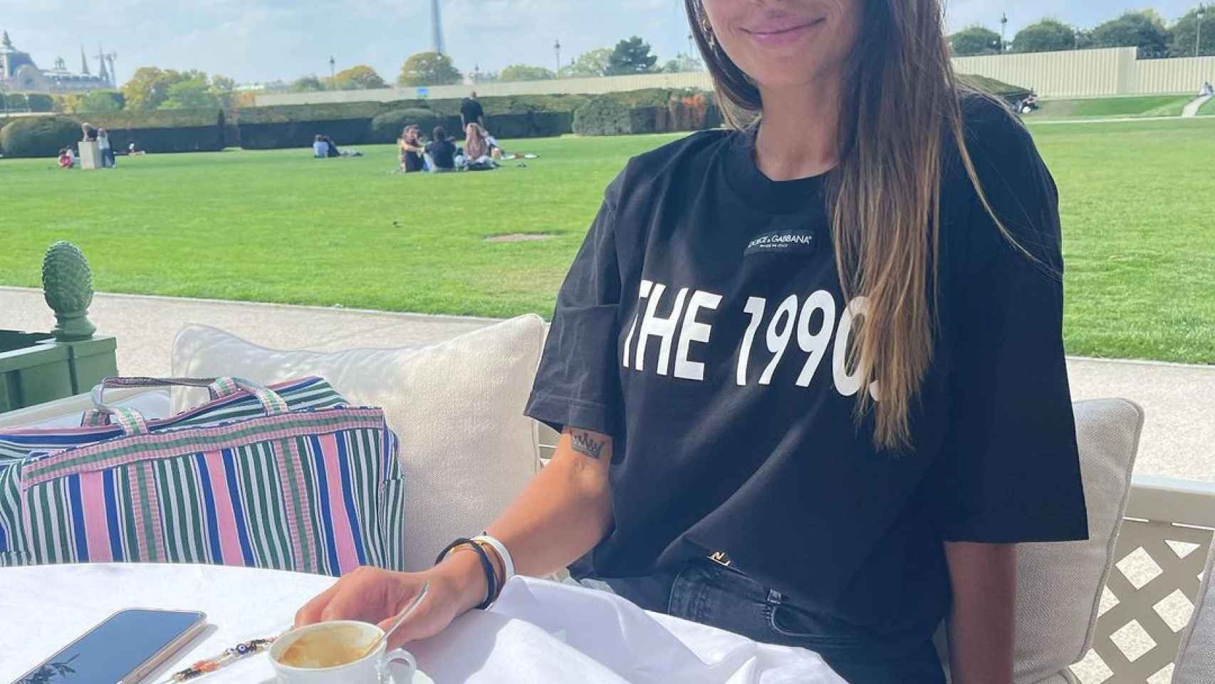 antonella roccuzzo en París tomando un café