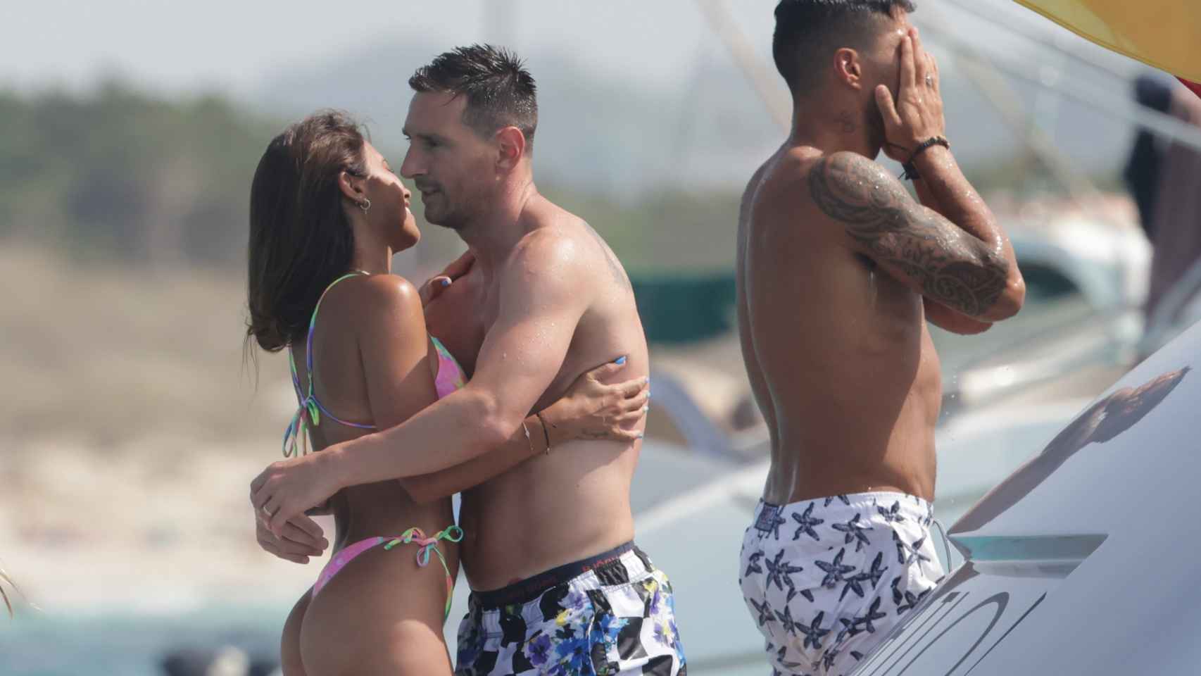 Antonella Roccuzzo y Leo Messi muestran su amor en Ibiza