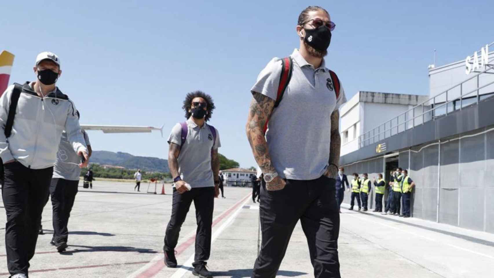 Lunin, Ramos y Marcelo llegando a una concentración