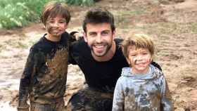 Piqué juega con sus hijas en el barro