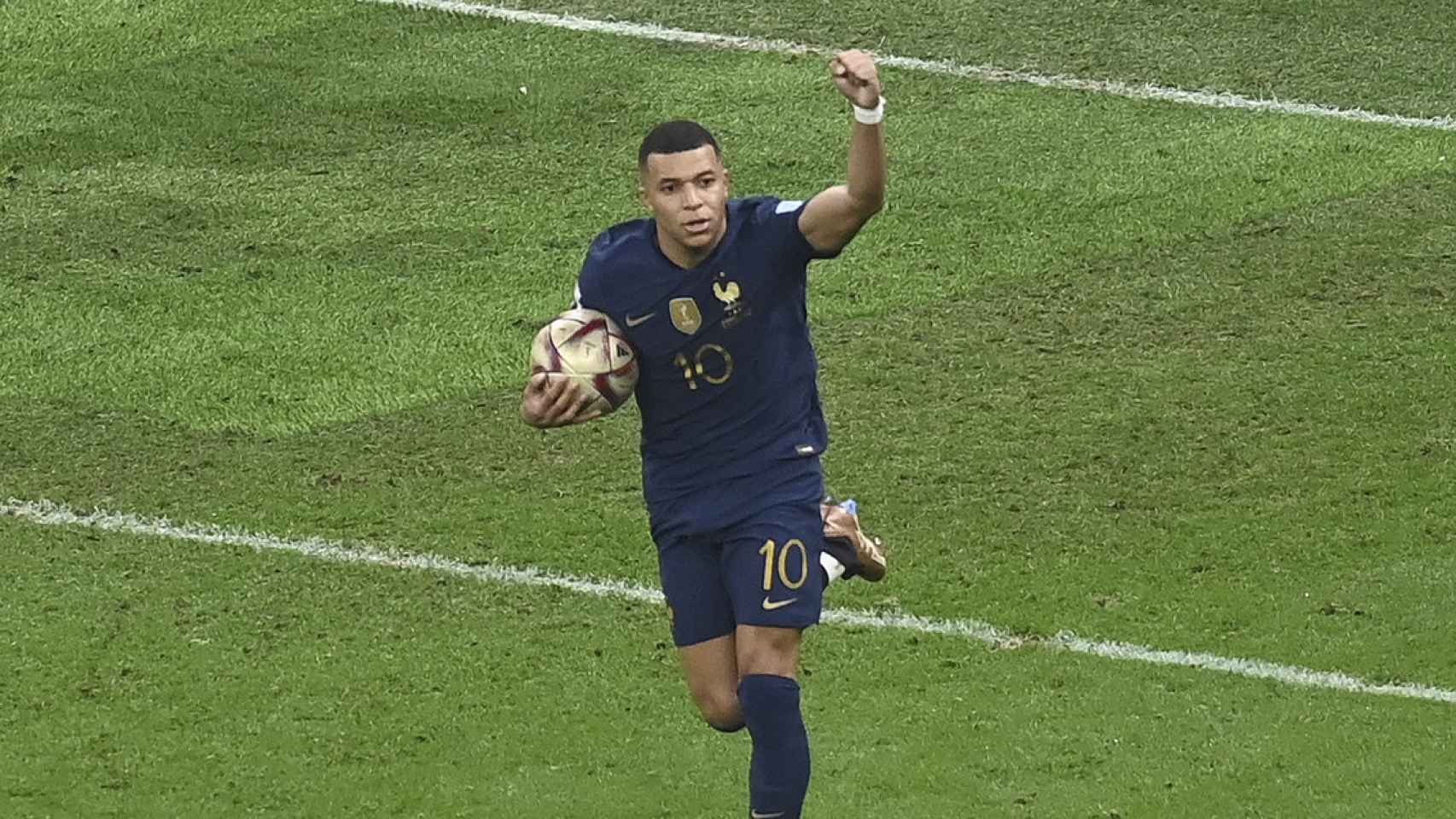 Mbappé, con el puño al aire, tras anotar uno de sus dos goles en la final del Mundial / EFE