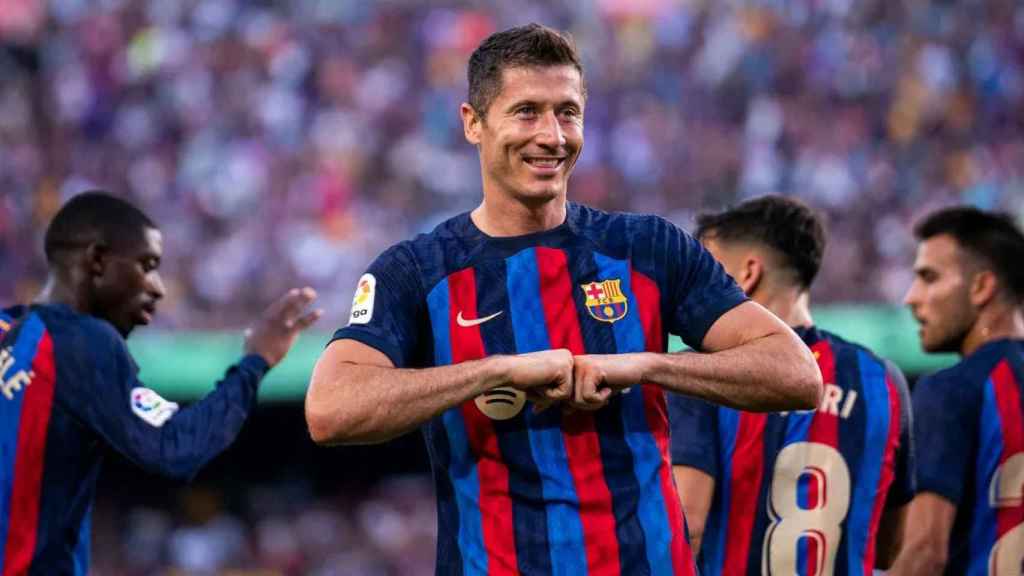 Lewandowski, celebrando uno de sus goles con la grada del Spotify Camp Nou / FCB