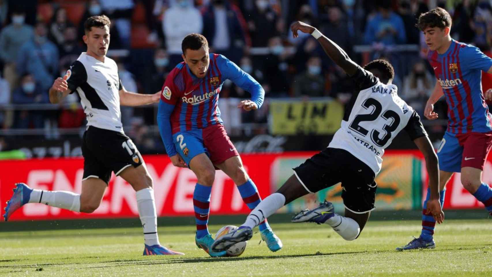 Ilaix Moriba, intentando arrebatar un balón a Sergiño Dest / EFE