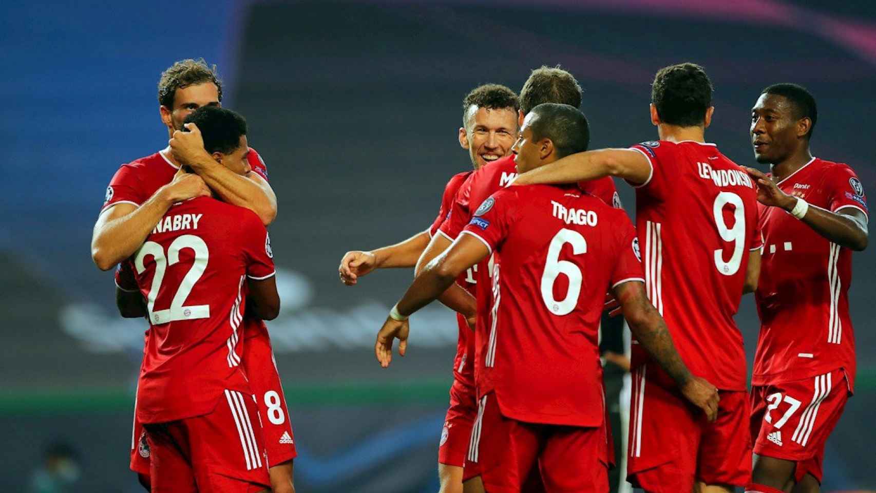 Los jugadores del Bayern celebran uno de los goles contra el OL / EFE